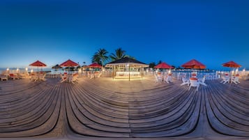 4 bares o lounges, 2 bares junto a la alberca, 2 bares en la playa