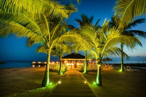 4 bars/lounges, 2 poolside bars, 2 beach bars