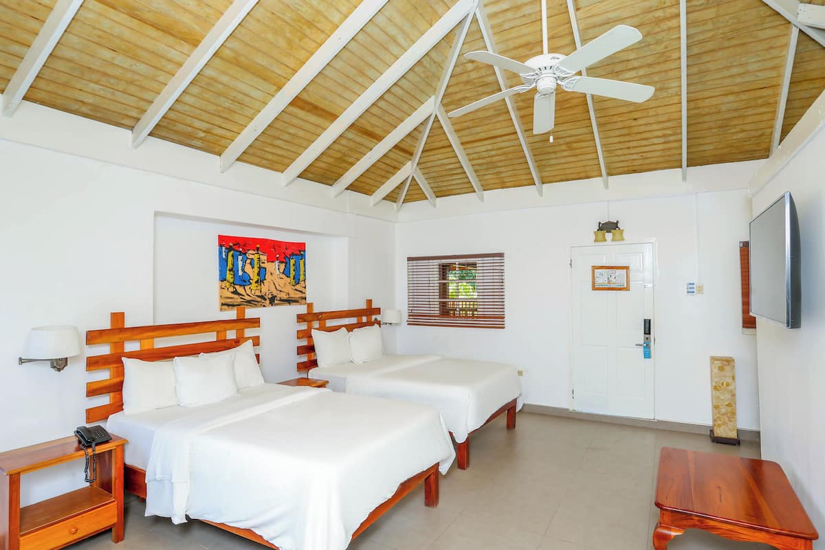 1.1 Standard Room, 1 King Bed, Courtyard Area