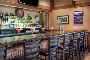 Bar sportif, vue sur la piscine