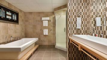 Suite monolocale, 1 letto king, non fumatori (Stair Access Only) | Bagno | Set di cortesia gratuito, asciugacapelli, accappatoio, asciugamani