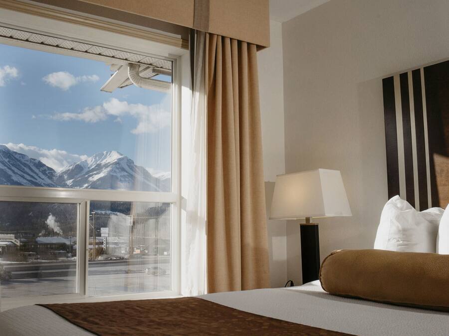 Colchones con pillow-top y caja de seguridad en la habitación