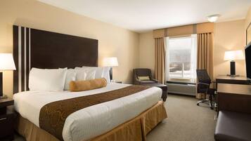 Bäddmadrasser, värdeförvaringsskåp på rummet och skrivbord