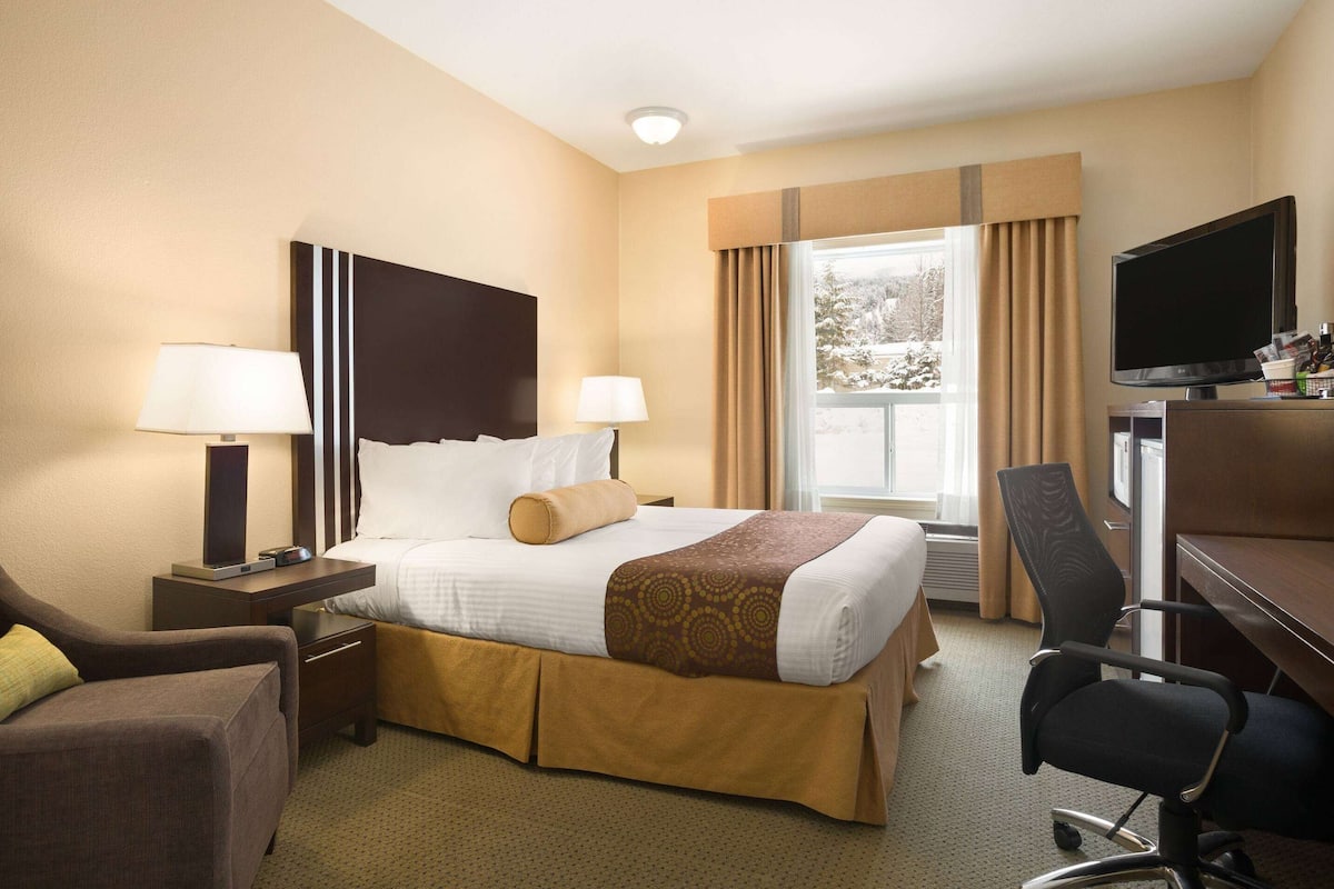 Chambre, 1 trÚs grand lit, accessible aux personnes à mobilité réduite, non-fumeur (Mobility) | Lit avec matelas à plateau-coussin, coffre-fort, bureau