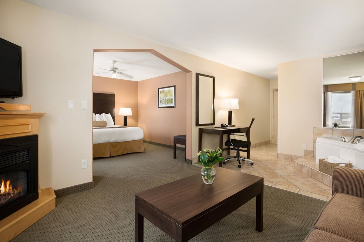 Pillowtop beds, in-room safe, desk, blackout drapes