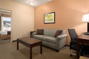 Pillowtop beds, in-room safe, desk, blackout drapes