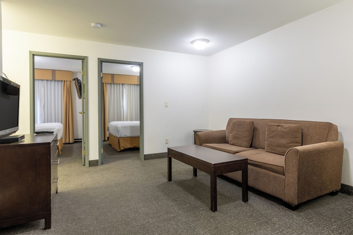 Suite, 2 chambres, non-fumeur | Lit avec matelas Ă plateau-coussin, coffre-fort, bureau