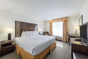 Senger med overmadrass, safe på rommet, skrivebord og blendingsgardiner