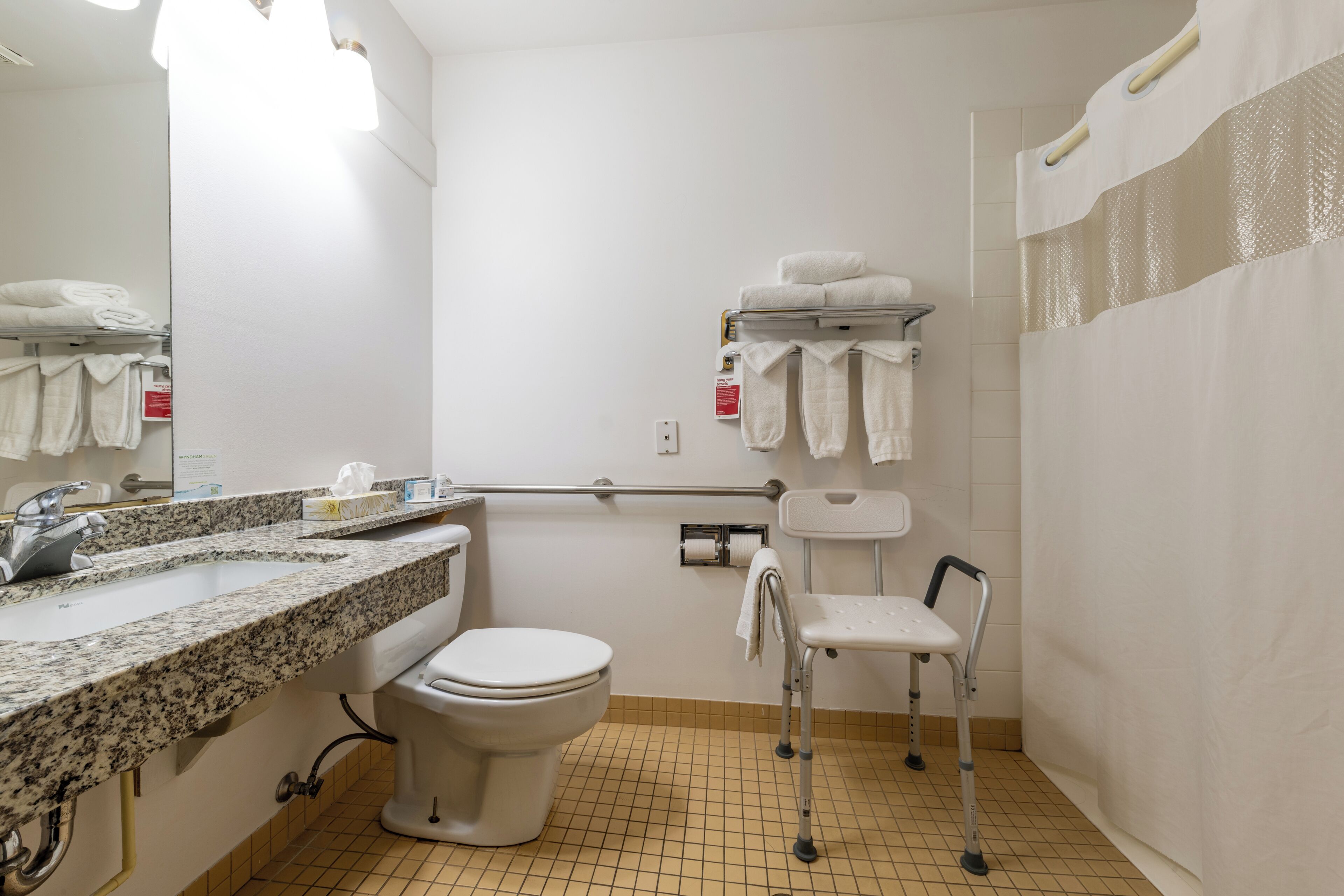 Ein Badezimmer mit Waschbecken, Toilette und Duschbereich.