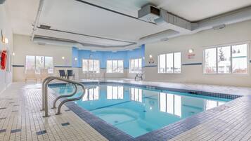 Alberca techada y camastros