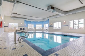 Piscine couverte, chaises longues