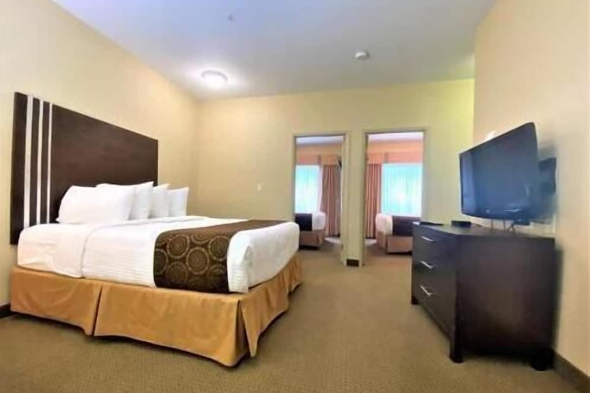 Pillowtop beds, in-room safe, desk, blackout drapes