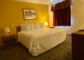 Desk, blackout drapes, iron/ironing board, free WiFi - Rodeway Inn Salina North (Salina)