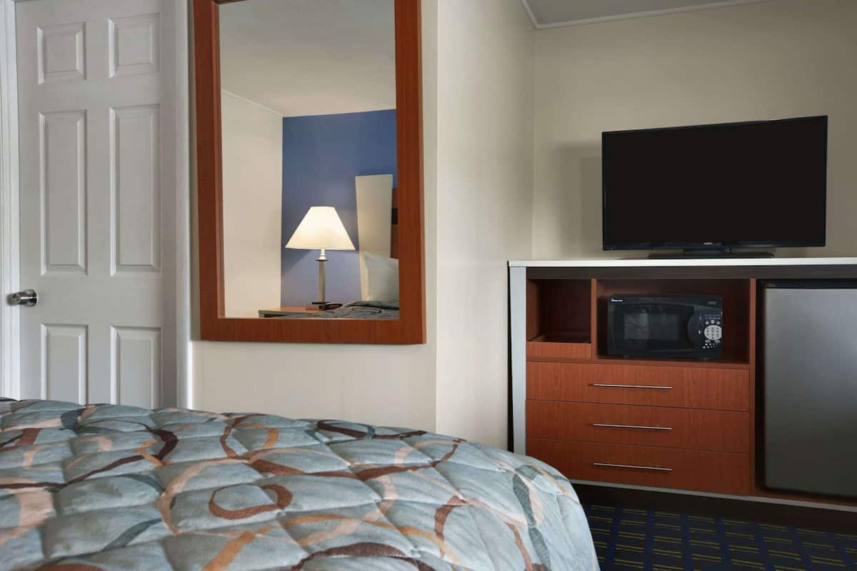 Ropa de cama hipoalergénica y espacio para trabajar con laptop