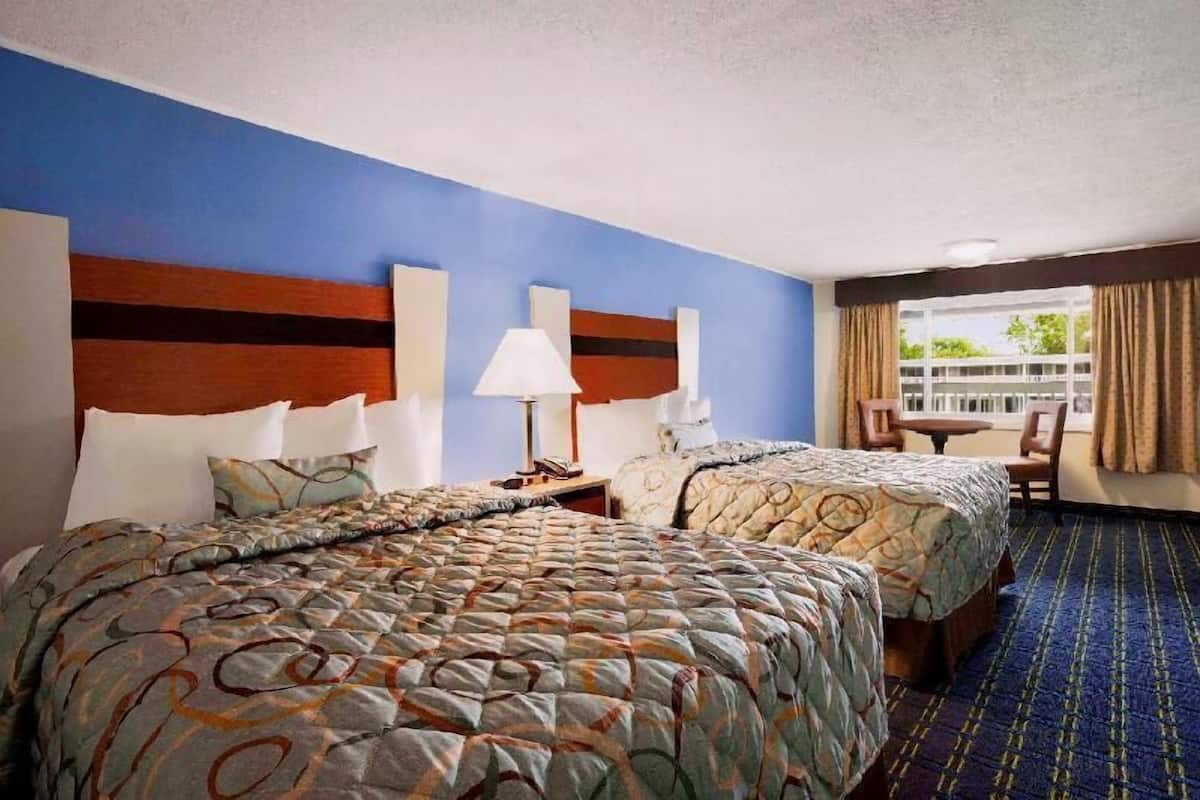 Ropa de cama hipoalergénica y espacio para trabajar con laptop