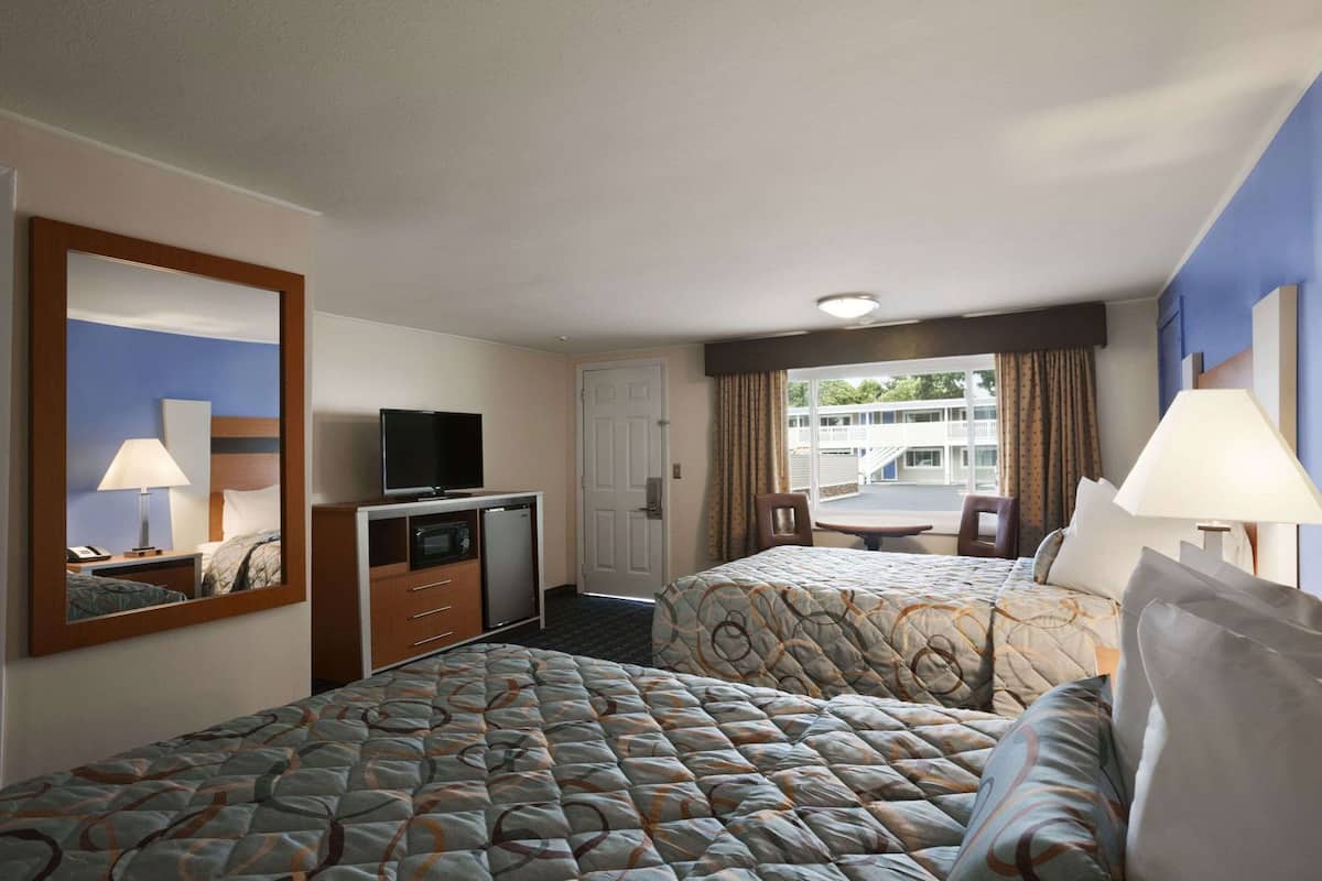Ropa de cama hipoalergénica y espacio para trabajar con laptop