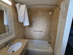 Amenidades de baño gratuitas, secadora de cabello, toallas, jabón