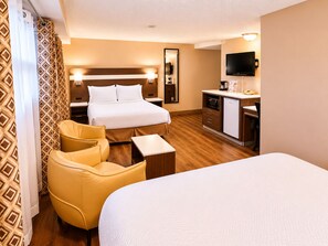Chambre économique, 2 lits doubles, non-fumeur (Lower Level) | Lit avec matelas à plateau-coussin, bureau, rideaux d’obscurcissement