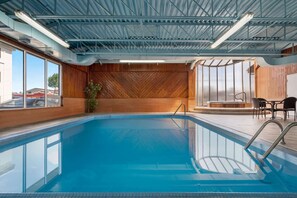 Piscine intérieure, piscine extérieure en saison