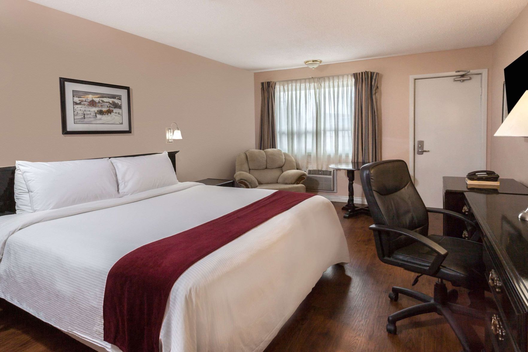 Senger med overmadrass, skrivebord og blendingsgardiner