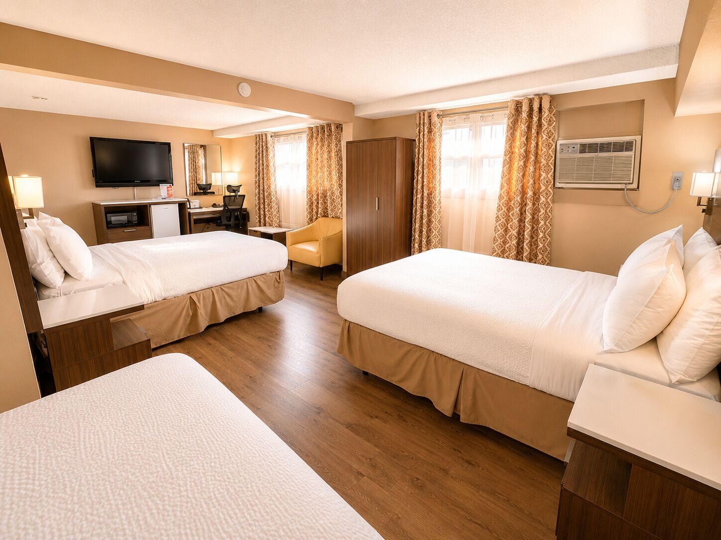 Surmatelas, bureau, rideaux occultants, fer et planche à repasser
