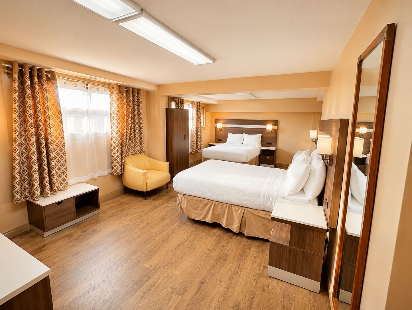 Economy-Zimmer, Mehrere Betten, Nichtraucher (Lower Level) | Pillowtop-Betten, Schreibtisch, Verdunkelungsvorhänge