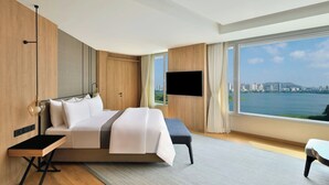 Suite Presidensial, 1 Tempat Tidur King, pemandangan danau | Seprai premium, busa memori, minibar, dan brankas