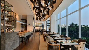 3 restoran; melayani sarapan, makan siang, dan makan malam