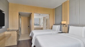 Hochwertige Bettwaren, Betten mit Memory-Foam-Matratzen, Minibar