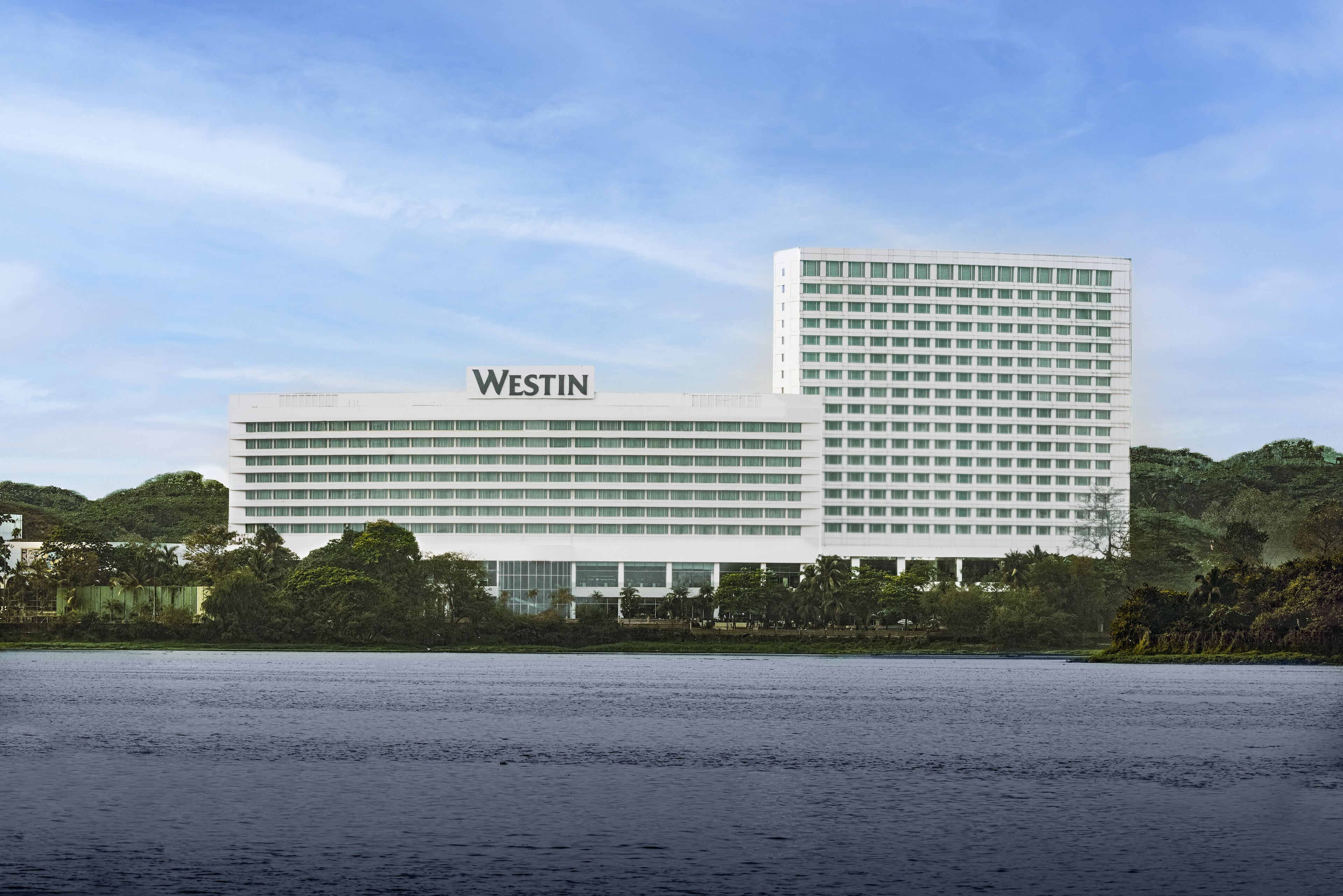 Een groot, modern hotel, met de naam “WESTIN” duidelijk op het gebouw aangebracht.