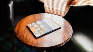 A round wooden table with a brochure titled "Welcome to Stirlingshire" on it. - Lost Guest House Stirling (Stirling)