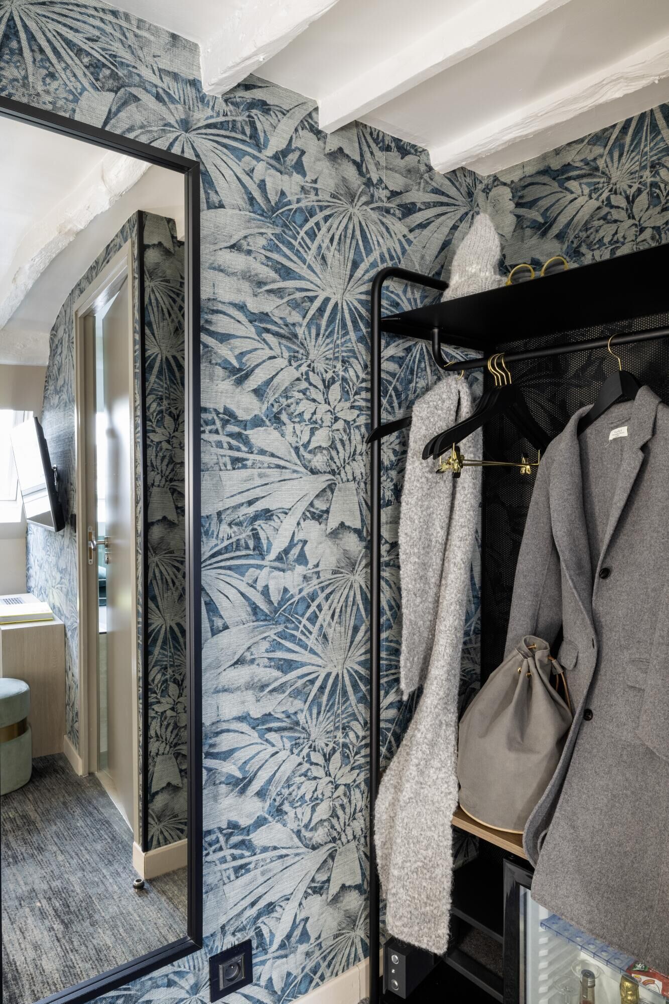 Prestige room | Caja de seguridad en la habitación, escritorio y cortinas blackout 