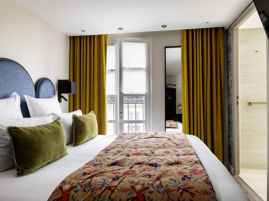 Classic Room | In-room safe, desk, blackout drapes, soundproofing