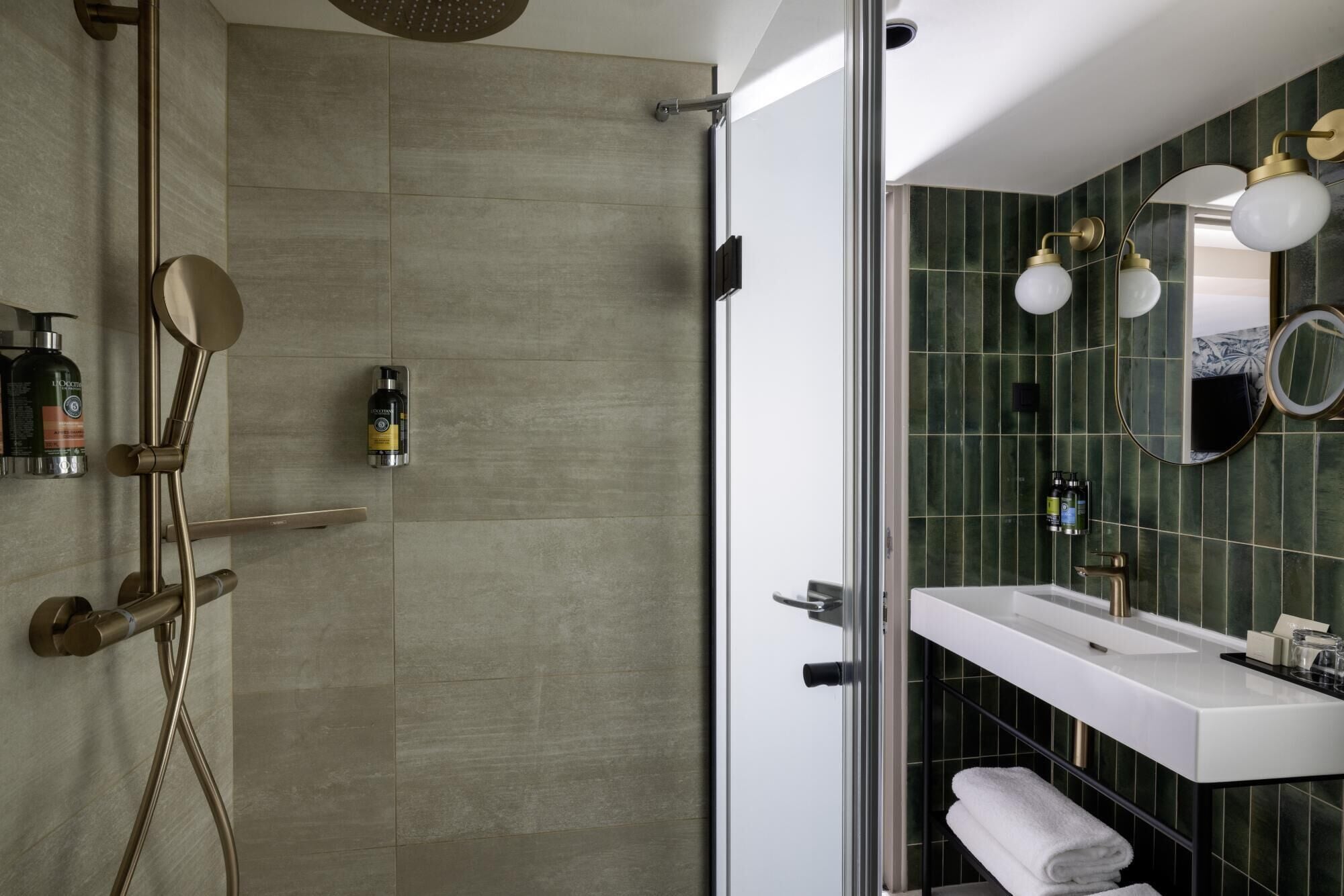 Une salle de bain moderne avec une douche, un lavabo et un miroir.
