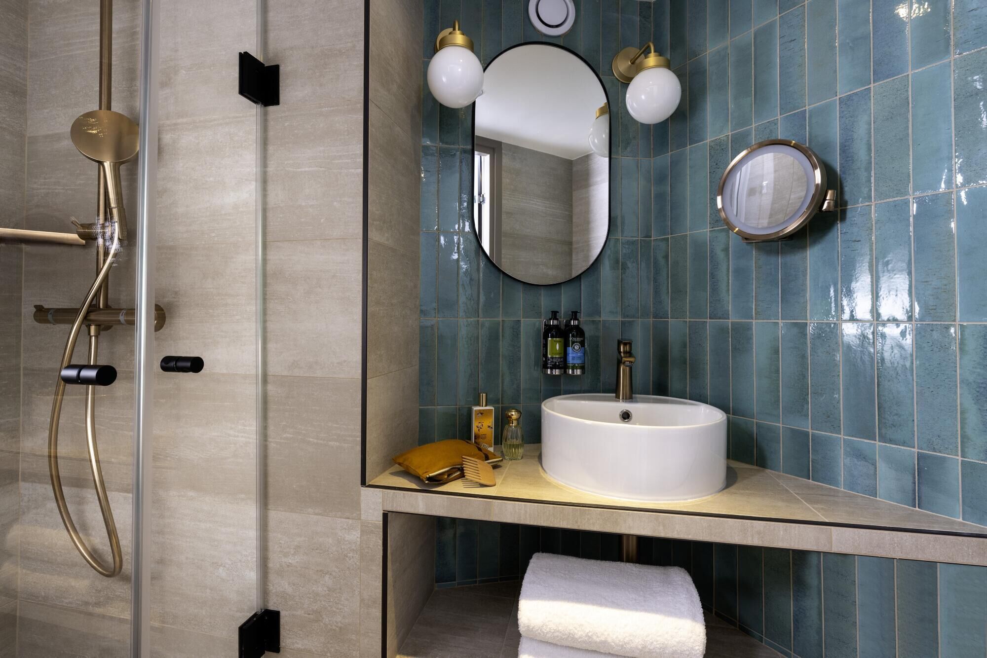 classic room | bathroom | shower, free toiletries, hair dryer, slippers