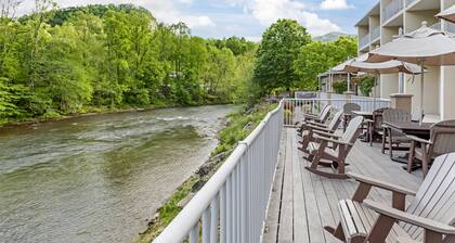 Best Western Plus River Escape Inn & Suites