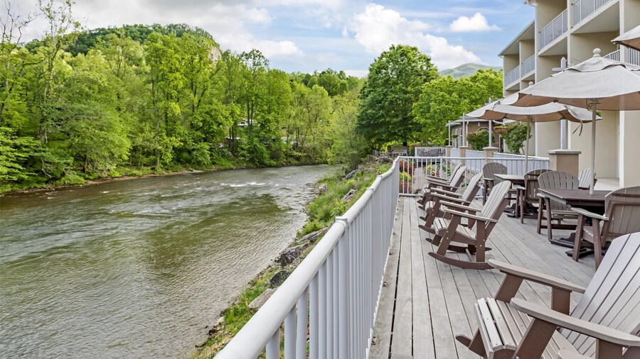 Best Western Plus River Escape Inn & Suites