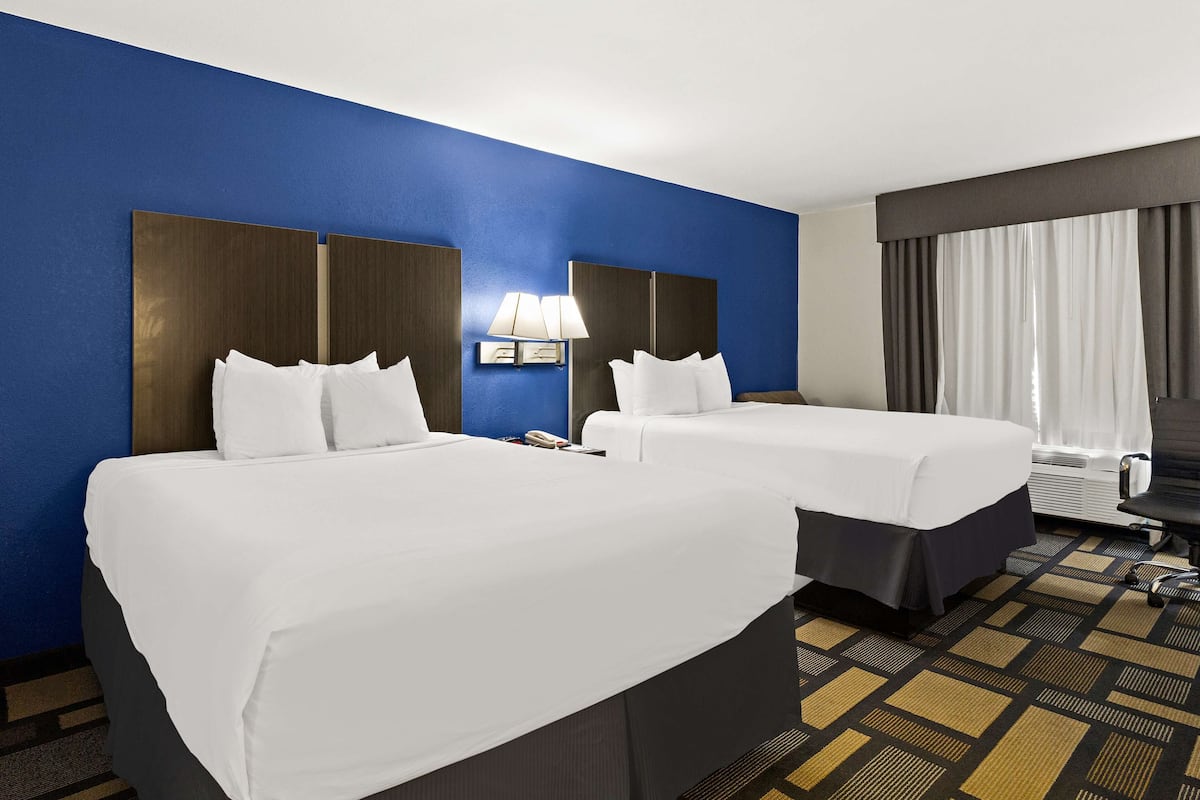 Standard Room, 2 Katil Ratu (Queen), Non Smoking, Refrigerator & Microwave | Peti besi dalam bilik, meja, ruang kerja komputer riba