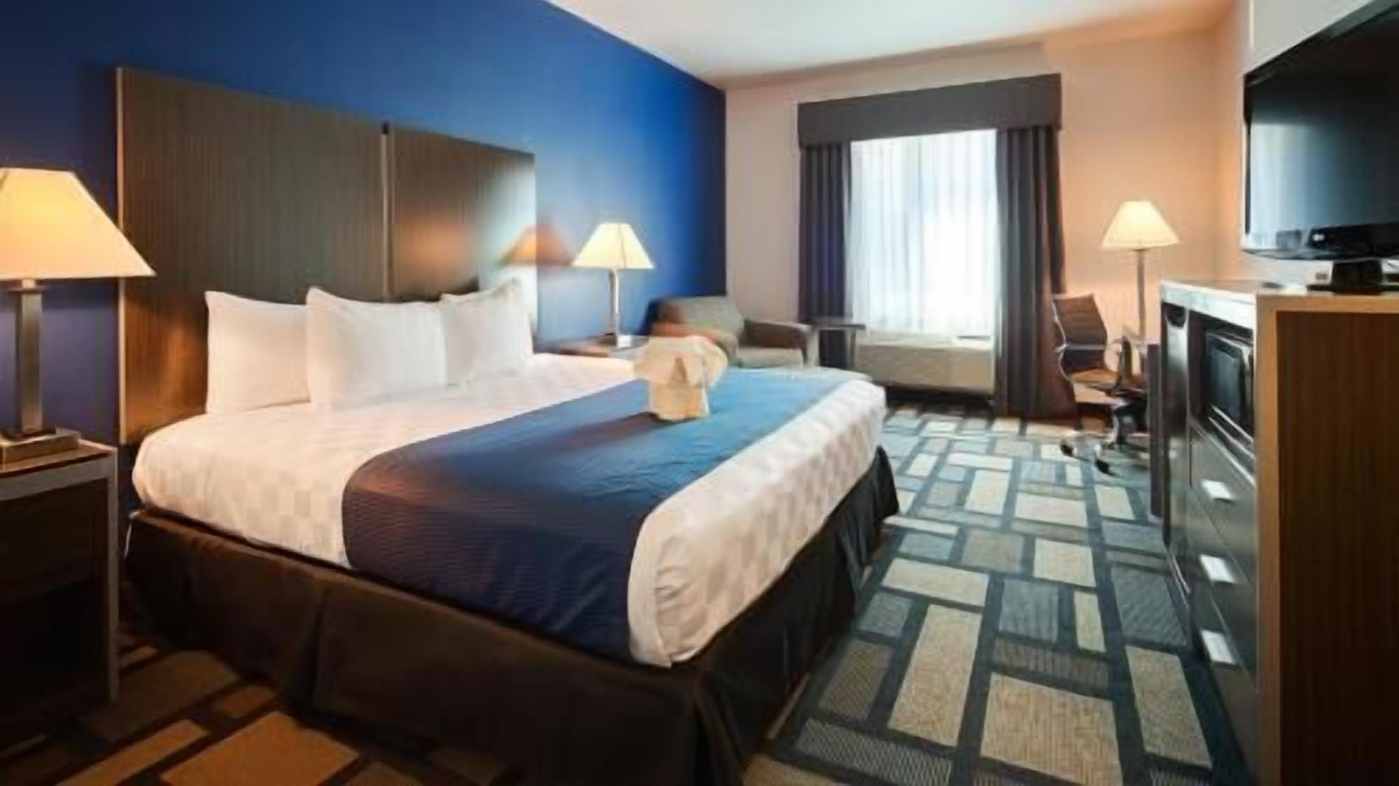 In-room safe, desk, laptop workspace, blackout drapes