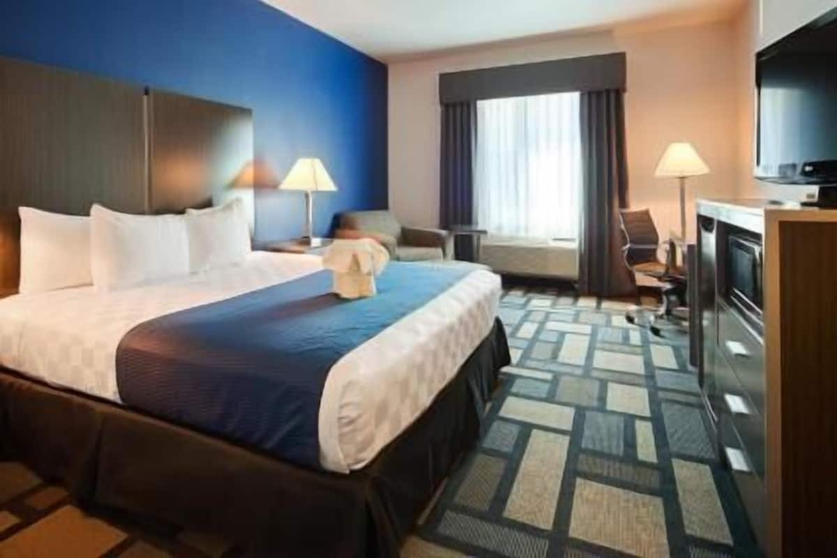 In-room safe, desk, laptop workspace, blackout drapes