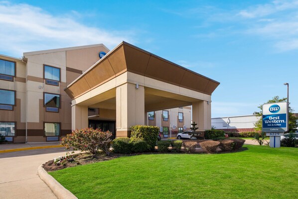 Un hôtel Best Western Inn & Suites doté d’une entrée abritée, d’une pelouse bien entretenue et surplombant un ciel d’un bleu éclatant.