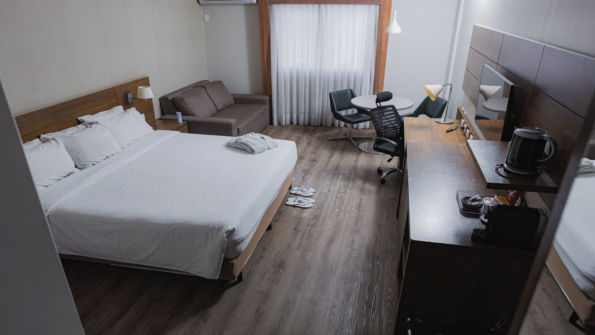Business Class | Minibar, desk, free WiFi, bed sheets