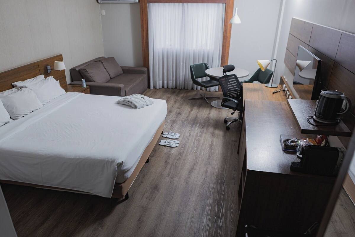Business Class | Minibar, desk, WiFi (free), bed sheets