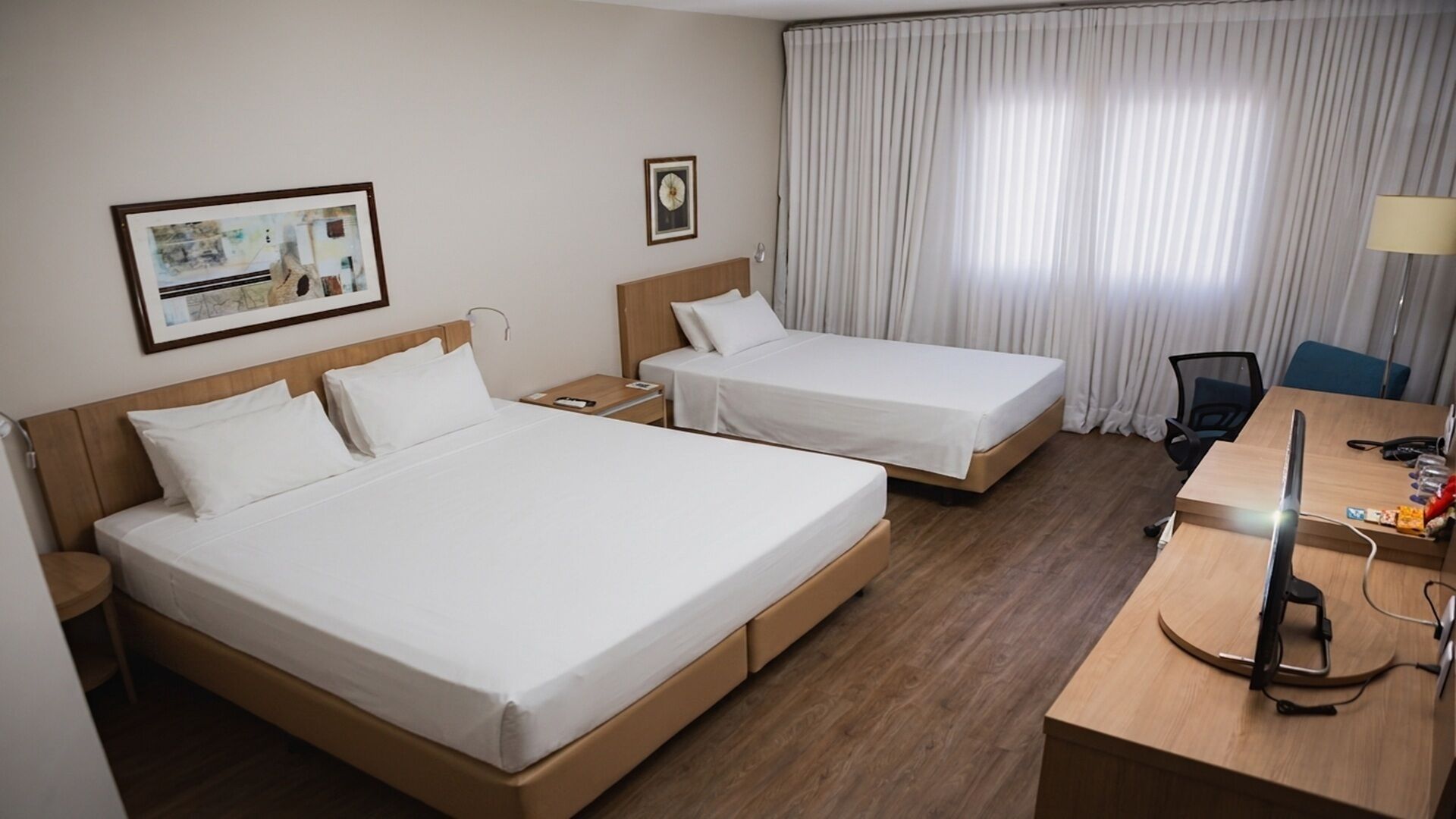 Family Room | Minibar, desk, free WiFi, bed sheets