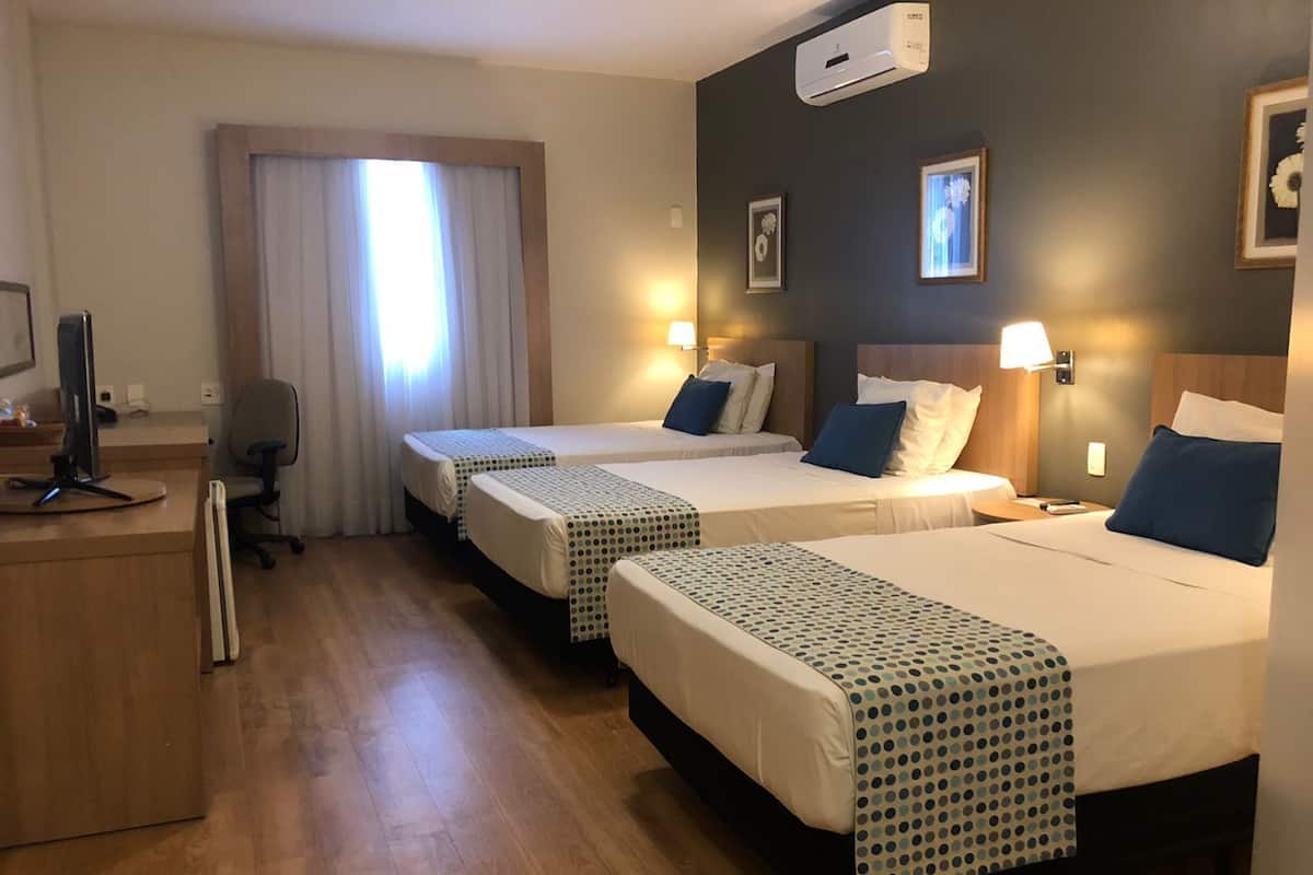 Minibar, escritorio, cunas gratuitas y wifi gratis