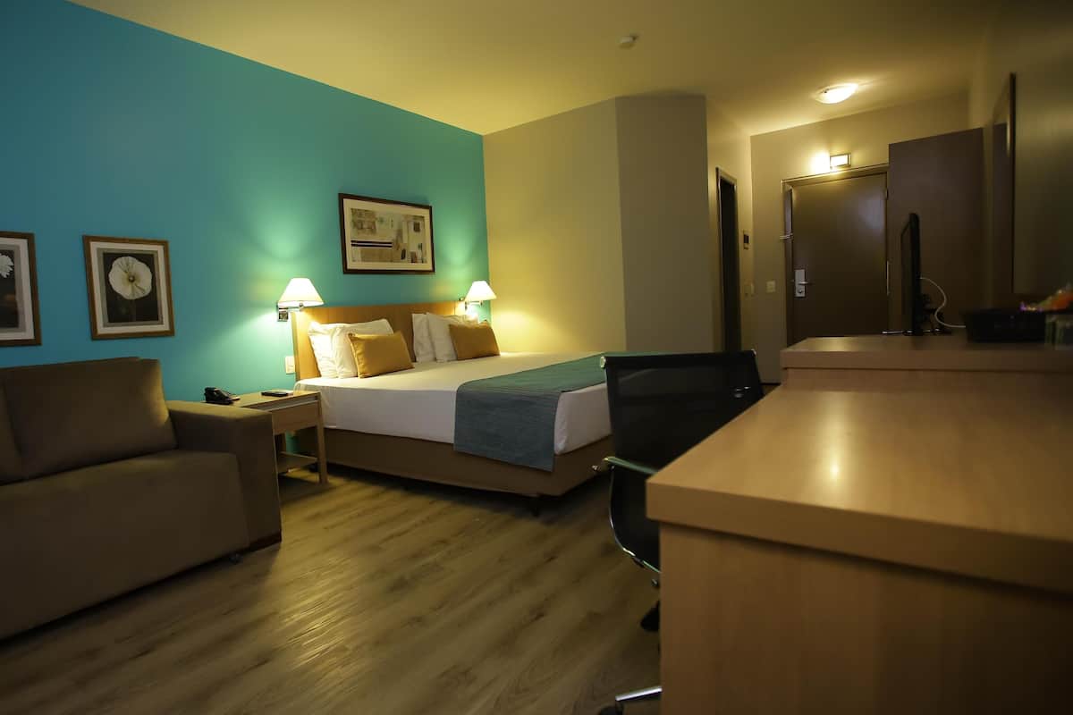 Minibar, escritorio, cunas gratuitas y wifi gratis