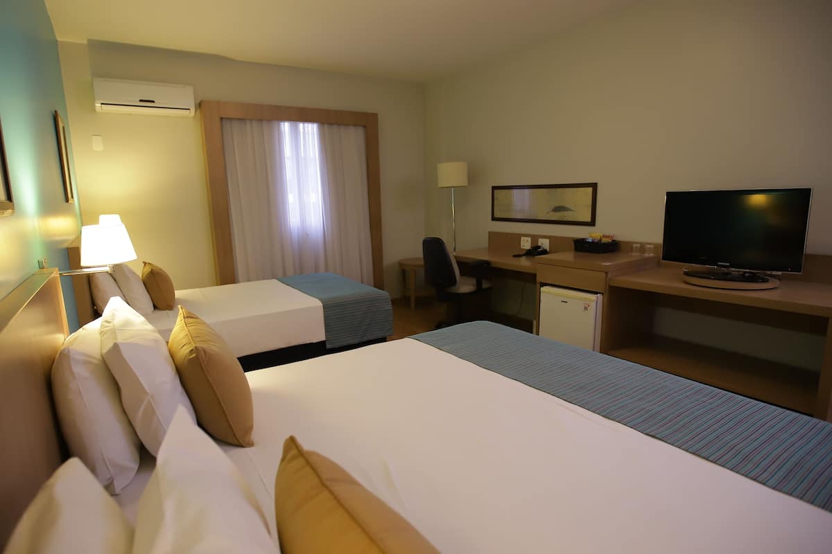 Minibar, escritorio, cunas gratuitas y wifi gratis