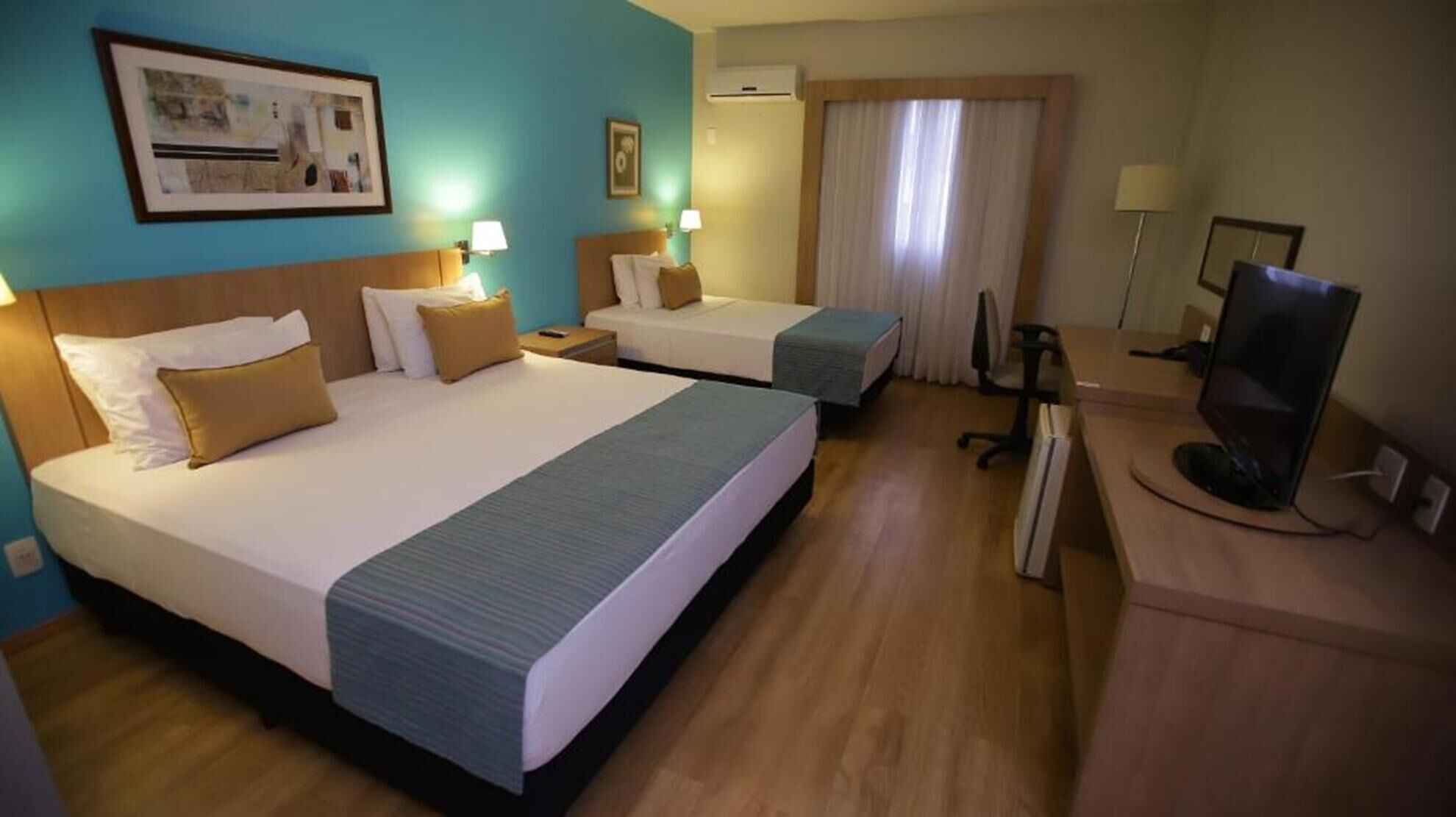 Frigobar, escrivaninha, Wi-Fi de cortesia, roupa de cama