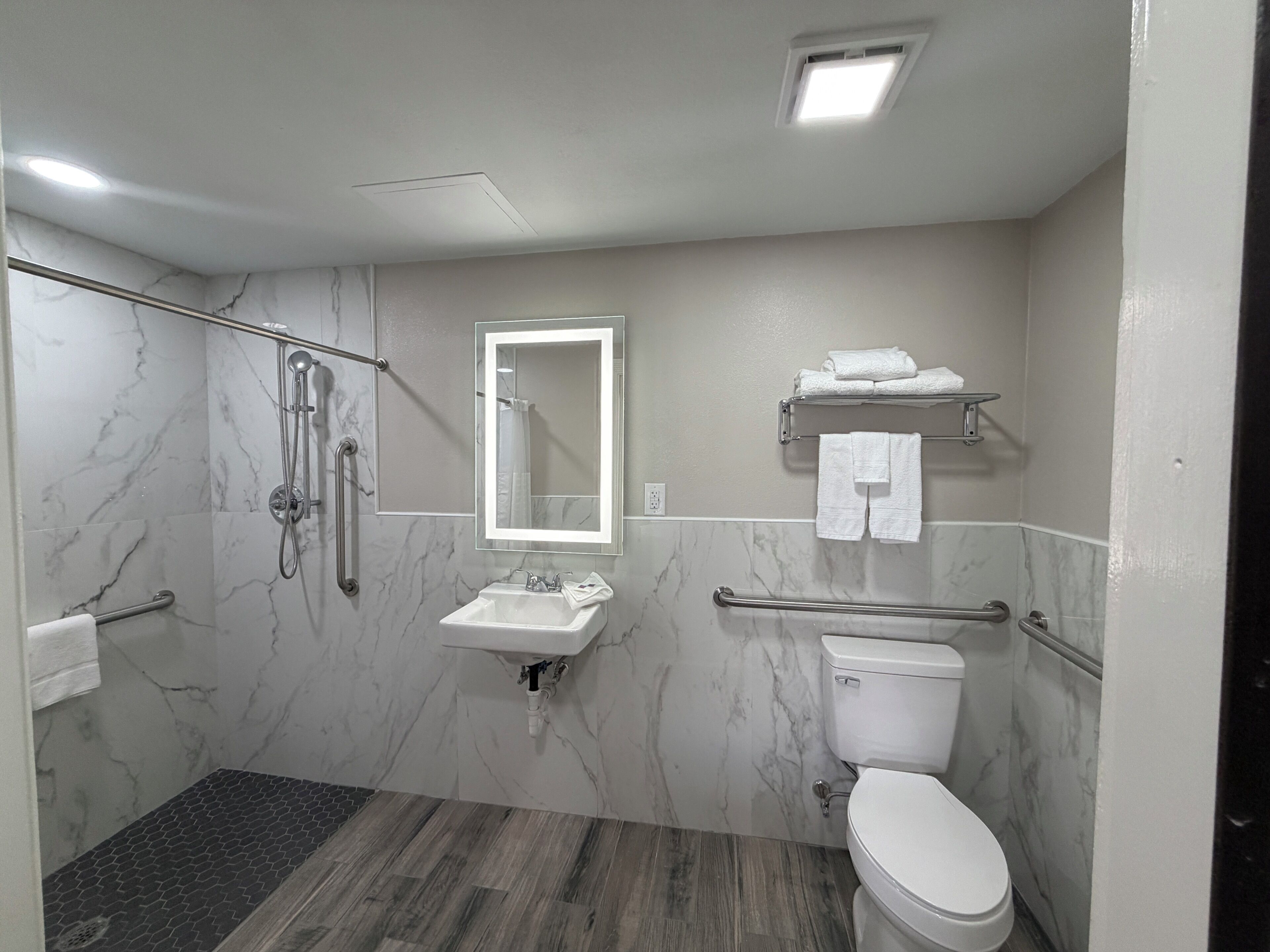 Combined shower/bathtub, towels