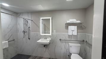 Combined shower/bathtub, towels